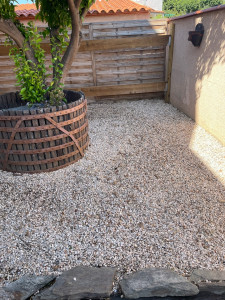 Photo de galerie - Entretien d une terrasse extérieur gravillonnée et taille arbuste 