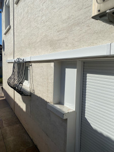 Photo de galerie - Pose de gaine pour tuyauterie climatisation et camouflage et isolation d’une vieille fenêtre en bois 