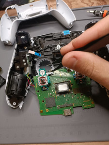 Photo de galerie - Réparation d'une manette PS5 : joystick drift.