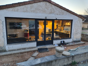 Photo de galerie - Depose totale.de l'ancien châssis ferraille et repose d un assemblage de 2 fixe et une porte deux ouvrant en aluminium 