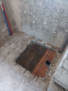 Photo de galerie - Coffrage pour reboucher une ouverture dans une dalle béton avec évacuation pour WC.