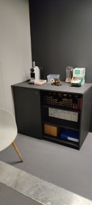 Photo de galerie - Meuble de bureau avec machine à café 
