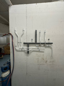 Photo de galerie - Pose adduction d'eau en multicouche avec cintrage + évacuation PVC en atelier