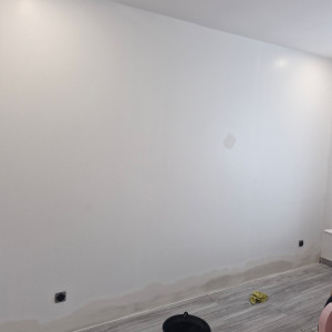 Photo de galerie - Enduit fait au niveau plainte pour poser tapisserie 