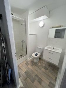 Photo de galerie - Pose et raccordement d’un meuble lavabo suspendue, pose et raccordement du WC, pose d’une porte de douche.