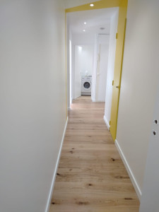 Photo de galerie - Je peins votre couloir et les chambres avec soin, en harmonisant les couleurs pour une ambiance accueillante et cohérente dans toute la maison.