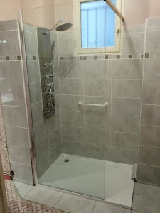Photo de galerie - Rénovation salle de bain (modification des supports, pose carrelage, paroi, colonne de douche...)