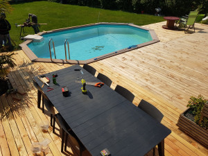 Photo de galerie - Aménagement extérieur, habillage de piscine et terrasses en bois le tout en pin douglas.