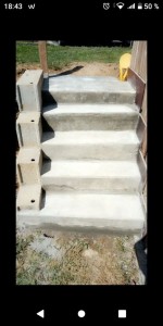 Photo de galerie - Réalisation d'une fondation + création d'un escalier menant d'un terrain en contrebas pour un accès à un parking haut, scellement poteau de portail +pose du portail 