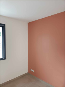 Photo de galerie - Peinture d'une chambre en blanc avec un mur en couleur 