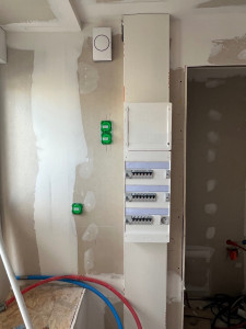 Photo de galerie - Installation et câblage initial d’un tableau électrique en cours de réalisation.