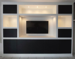 Photo de galerie - Living en rails et  placo.
Mise en place de caissons avec portes et spots à led pour l'éclairage 