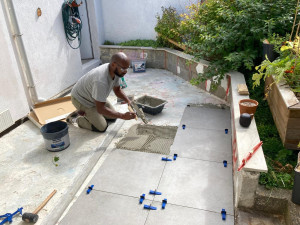 Photo de galerie - Cette photo illustre la pose de carrelage au sol avec préparation du support, découpes précises et finitions soignées pour un rendu propre et durable.