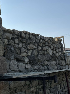 Photo de galerie - Construction  de mur en pierre 
avec Pierre d’angle 
Chaux nhl3,5 
sable 0.4 gris 