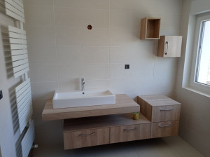 Photo de galerie - Pose d'un sèche serviette, de meuble de salle de bain et d'une vasque suspendue. 