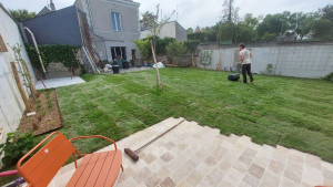 Photo de galerie - Pavage travertin, gazon de placage, dalle béton