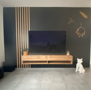 Photo de galerie - Montage meuble tv suspendu avec tv accrocher au mur et tasseau en décoration 