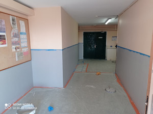 Photo de galerie - Rénovation mur de hall, mûr en haut, sous bassement en bas.