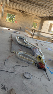 Photo de galerie - Installation de gaine VMC par la charpente avant la pose du placo 