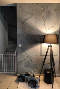 Photo de galerie - Réalisation et structuration d'un béton ciré à la feuille d'or