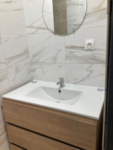 Photo de galerie - Réalisation d'une salle de bain avec des carreaux 60x30 . 
