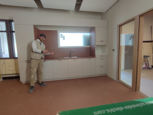 Photo de galerie - Installation professionnelle d'une cuisine sur mesure avec montage précis de tous les meubles et intégration des équipements