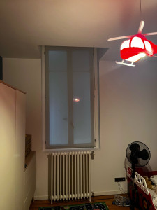 Photo de galerie - Pose d’un rideau réglable occultant 