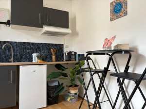 Photo de galerie - ? Travaux réalisés sur ce chantier : 	•	Pose du sol 	•	Pose du plan de travail 	•	Montage et pose des meubles 	•	Reprise complète de l’électricité 	•	Création d’un studio (aménagement de A à Z) 