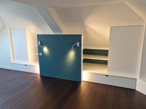 Photo de galerie - Création d'une tête de lit avec spots et Led, étagères et placards avec porte mise en peinture.