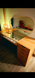 Photo de galerie - Loin du simple meuble en kit. J'ai dû modifier et fusionner deux caissons indépendants qui n'étaient absolument pas faits pour aller ensemble afin de créer cette coiffeuse sur-mesure.