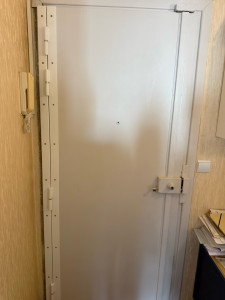Photo de galerie - Pose d’une barre pivot sur une porte à recouvrement 