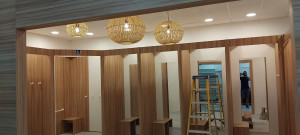 Photo de galerie - Construction des parois en plaque de plâtre et du plafond suspendu des cabines d'essayage dans le magasin LA HALLE à Colombiers (34), installation des éclairages, bloc de secours, mise en place du parquet.