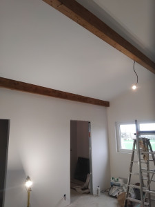 Photo de galerie - Chantier joints, peinture plafond murs et vernis incolore mat