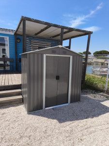 Photo de galerie - Pose d'un abri de jardin dans un camping. ?