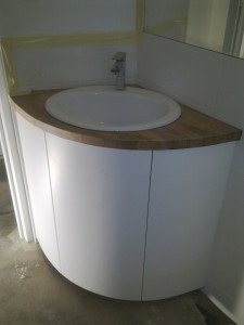 Photo de galerie - Conception, fabrication et installation d’un meuble de salle de bain sur mesure avec plan de travail, pose du lavabo et du mitigeur. Finitions soignées.
