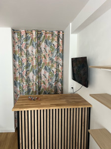 Photo de galerie - Création îlot - installation tringle et rideaux -fixation Tv