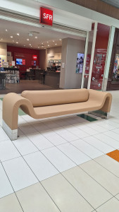 Photo de galerie - Les banquettes du centre commercial Auchan sud ont besoin de nouvelles housses ? Je m'en occupe !