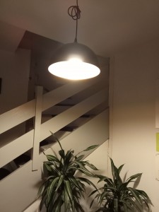 Photo de galerie - Installation de luminaires au plafond.