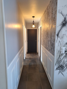 Photo de galerie - Réalisation  du sous bassement peinture et tapisserie