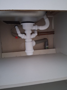 Photo de galerie - Remplacement et modification du système d'évacuation des eaux sous nouvel évier. 