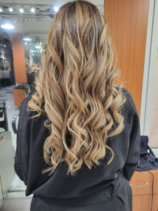 Photo de galerie - Balayages, coupe, brushing wavy