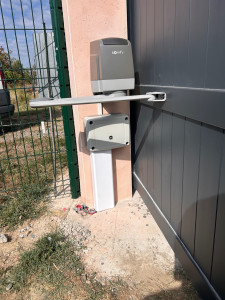 Photo de galerie - Pose motorisation somfy à bras pour portail à battant 