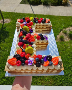 Photo de galerie - Letter cake fruits rouges & vanille