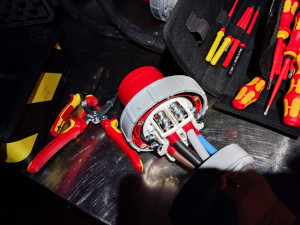 Photo de galerie - Dans une arena Porte de la Chapelle : vérification périodique puis reprise d’un câblage en défaut sur prise de puissance triphasée (double friteuse), ajout de sertissages et resserrage conforme des bornes. Exploitant restauration événementielle, Paris 18.