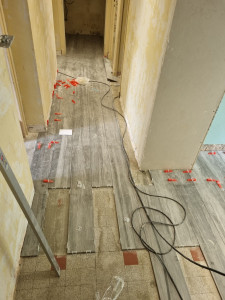 Photo de galerie - Pose carrelage au sol imitation parquet 