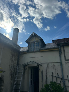 Photo de galerie - Réalisation d’une couverture en ardoise complète ( ardoise naturelle, liteaux, sous toiture et gouttière zinc) + fabrication de noue en zinc + habillage de lucarne en ardoise naturelle. 