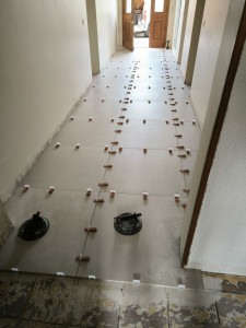 Photo de galerie - Pose carrelage couloir 
