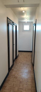 Photo de galerie - Couloir après vitrification parquet et peinture des moulures en gris anthracite