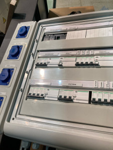 Photo de galerie - Fabrication d’une armoire sur mesure pour un stand boulangerie.