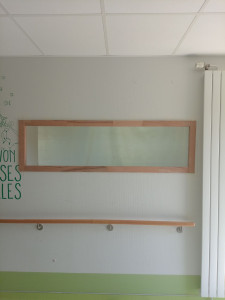 Photo de galerie - Pose de châssis vitrée dans cloisons placo exitante
